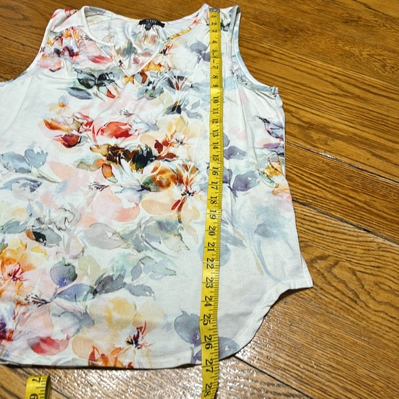 NYDJ floral sleeveless top. Good condition. Small. - Picture 6 of 11